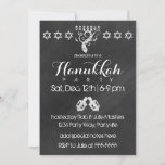 Convite Chalkboard Hanukkah<br><div class="desc">Este design apresenta um design de quadro clássico com um menorah,  driedels e Star of Davids.</div>