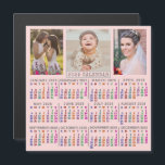 Convite Colagem de Fotos da Família Cor-de-Rosa Cute de Ca<br><div class="desc">Este ímã de calendário quadrado 2025 tem números num arco-íris de cor bonito, tudo num pano de fundo de cor rosa-claro-claro-rosado. Cada coluna numérica é uma sombra diferente, fazer mais fácil de ler. Adicione três das suas próprias fotos ao topo (um quadrado e duas verticais funcionam melhor, mas todas as...</div>