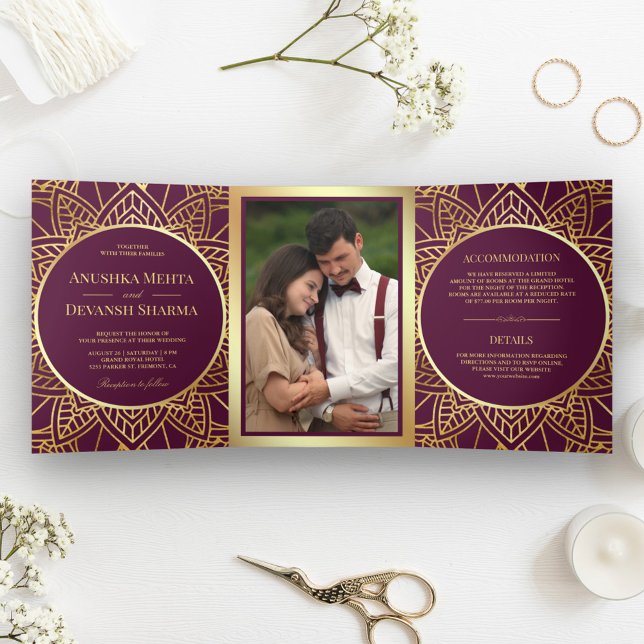 Convite Com Dobra Tripla Ameixa e Ouro Mandala Étnico Casamento Indiano (Criador carregado)