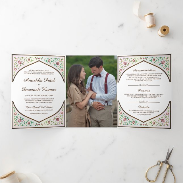Convite Com Dobra Tripla Arco Floral Marrom Étnico Ornado Casamento Indiano (Dentro)