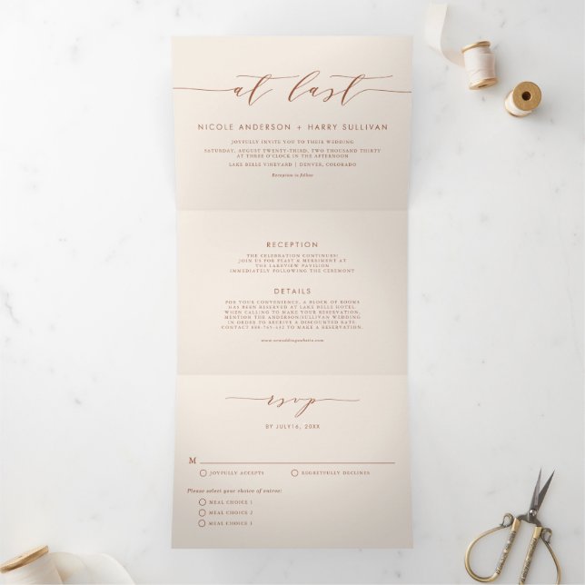 Convite Com Dobra Tripla Boho Terracotta No Último Casamento De Script Mini (Dentro)