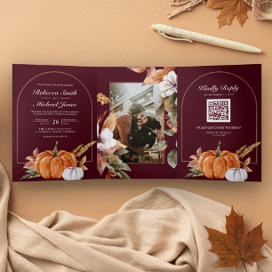 Convite Com Dobra Tripla Casamento Burgundy com Código QR de Foto de Abóbor