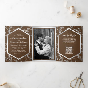 Convite Com Dobra Tripla Casamento Código QR com Floral Prateado Marrom