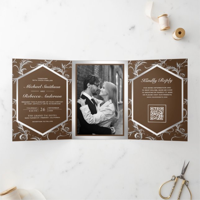 Convite Com Dobra Tripla Casamento Código QR com Floral Prateado Marrom (Dentro)