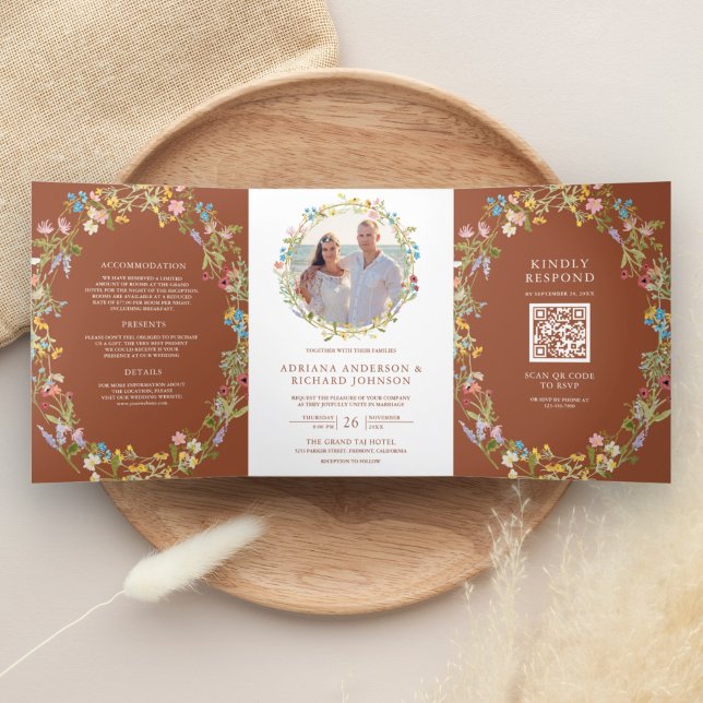 Convite Com Dobra Tripla Casamento Código QR de Foto de Flor Silvestre Boho (Criador carregado)