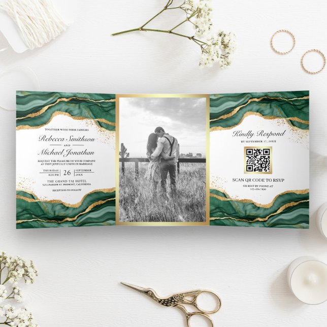 Convite Com Dobra Tripla Casamento Código QR de Tinta Abstrata Dourada Verd (Criador carregado)