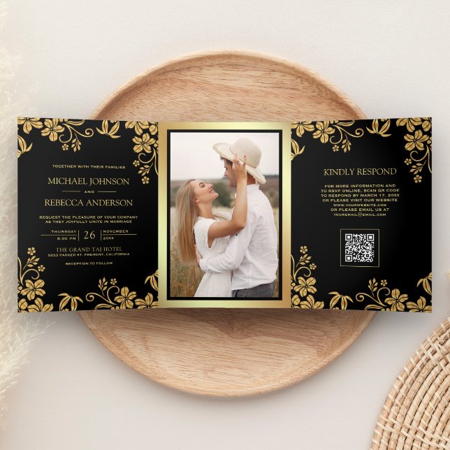 Convite Com Dobra Tripla Casamento Código QR Folhas Florais Ouro Preto (Criador carregado)