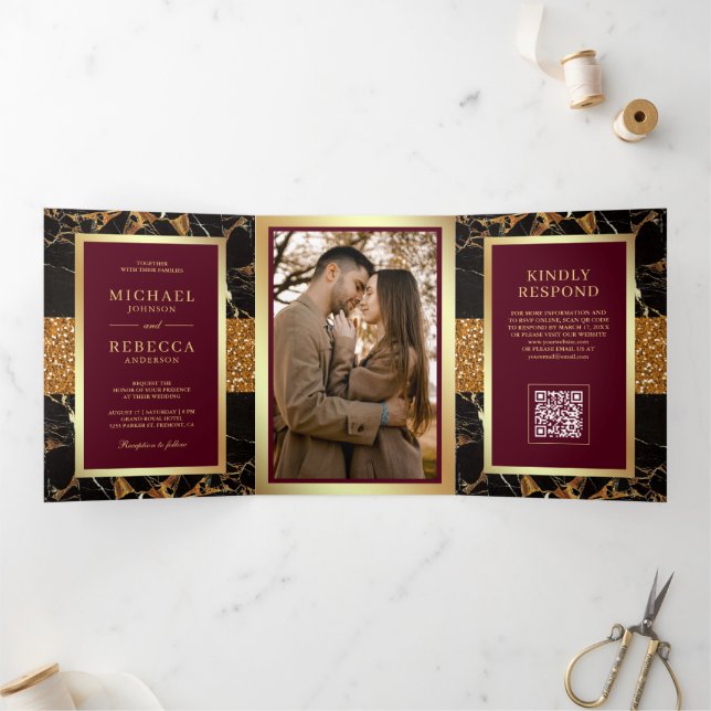 Convite Com Dobra Tripla Casamento Código QR Mármore Preto Vermelho Borgonh (Dentro)