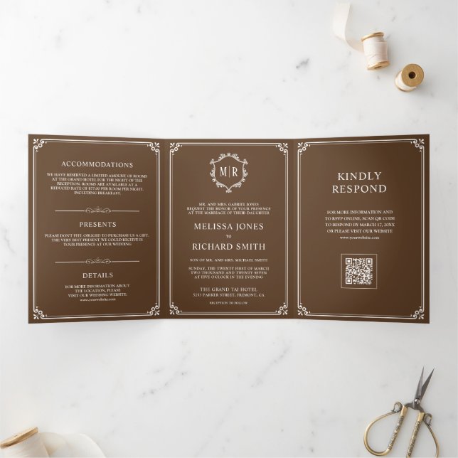 Convite Com Dobra Tripla Casamento Código QR Monograma Marrom e Branco (Dentro)