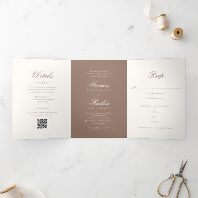 Convite Com Dobra Tripla Casamento Código QR Romântico Marrom Elegante (Dentro)