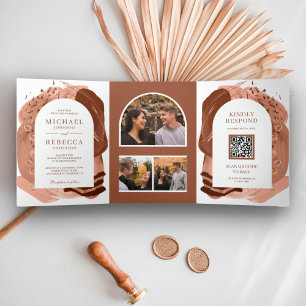 Convite Com Dobra Tripla Casamento Código QR Traços de Pincel Terracota Arc