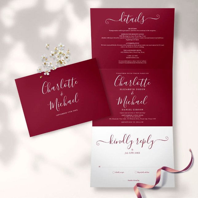 Convite Com Dobra Tripla Casamento com Monograma em Script Elegante Borgonh (Criador carregado)