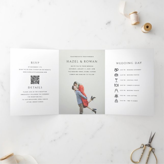Convite Com Dobra Tripla Casamento de Foto com Código QR Simples Moderno (Dentro)