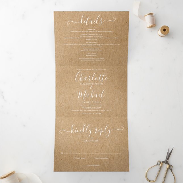 Convite Com Dobra Tripla Casamento de Foto Kraft Rústico com Letra Elegante (Dentro)