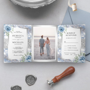 Convite Com Dobra Tripla Casamento de Foto Mármore Floral Azul Empoeirado e