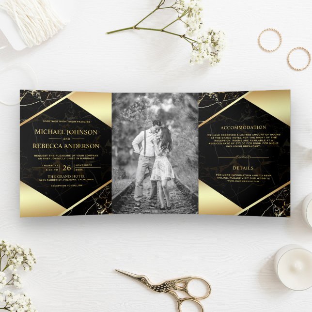 Convite Com Dobra Tripla Casamento de Foto Mármore Preto Geométrico Dourado (Criador carregado)