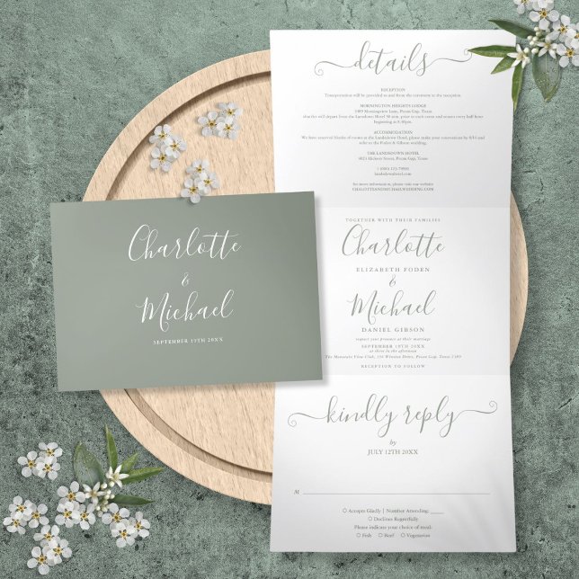 Convite Com Dobra Tripla Casamento do Monograma do Script Verde Elegante Sa (Elegant Sage Green Script Monogram Wedding Tri-Fold Invitation)