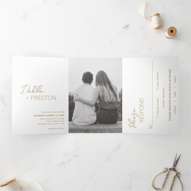 Convite Com Dobra Tripla Casamento Dourado mínimo de fotos modernas (Dentro)