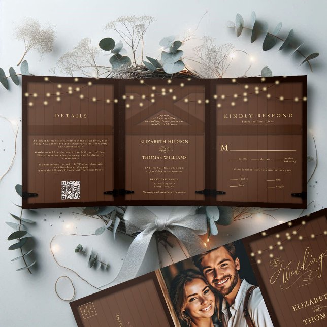 Convite Com Dobra Tripla Casamento Elegante Da Caligrafia Dourada Da Madeir (rustic barn wedding invitation tri fold all in one dark wood country barn cottage farmhouse backyard)