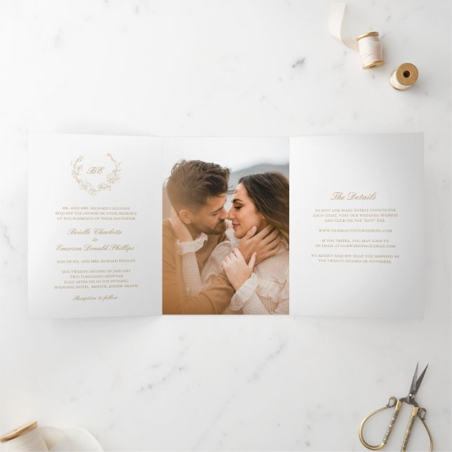 Convite Com Dobra Tripla Casamento Elegante Dourado Wreath Monograma (Dentro)