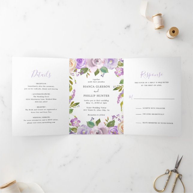 Convite Com Dobra Tripla Casamento Elegante Floral de Lilac Watercolor (Dentro)