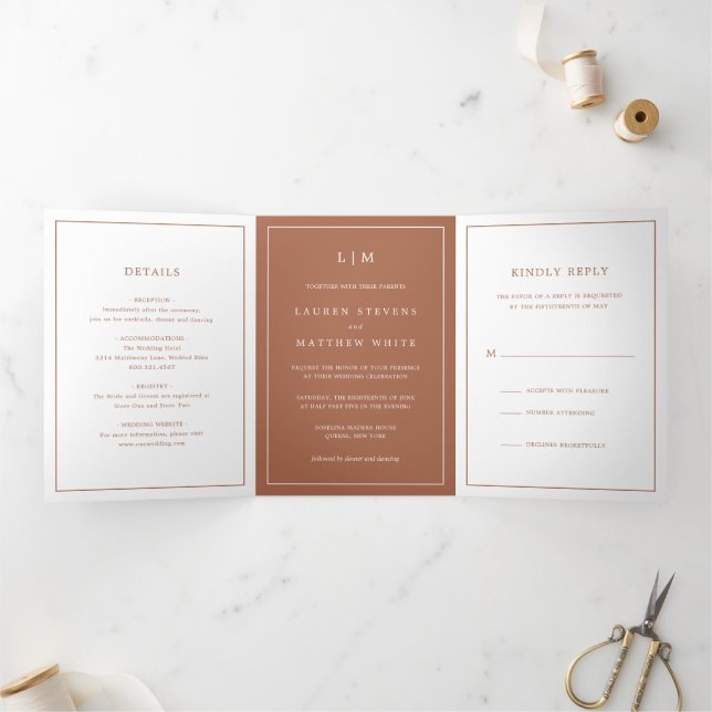Convite Com Dobra Tripla Casamento Elegante Monograma de Terracota Simples (Dentro)