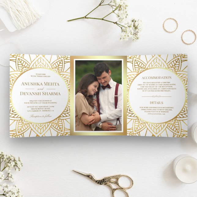 Convite Com Dobra Tripla Casamento Étnico Indiano Mandala Branco e Dourado (Criador carregado)