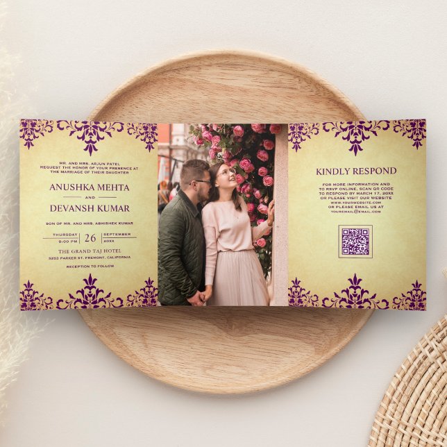 Convite Com Dobra Tripla Casamento Indiano Código QR Damask Roxo Rústico Ét (Criador carregado)