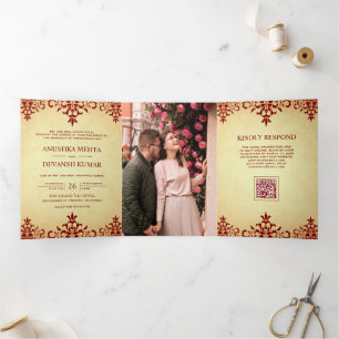 Convite Com Dobra Tripla Casamento Indiano com Código QR Étnico em Damask V