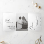 Convite Com Dobra Tripla Casamento Mínimo de Foto Moderna em Preto e Branco<br><div class="desc">Um convite de casamento moderno, preto e branco, com um design simples e mínimo com o nome da noiva em um roteiro elegante e o nome do noivo em um serifa contemporâneo de sans. Abaixo, no canto inferior direito, estão os detalhes do evento em um layout minimalista. O painel do...</div>