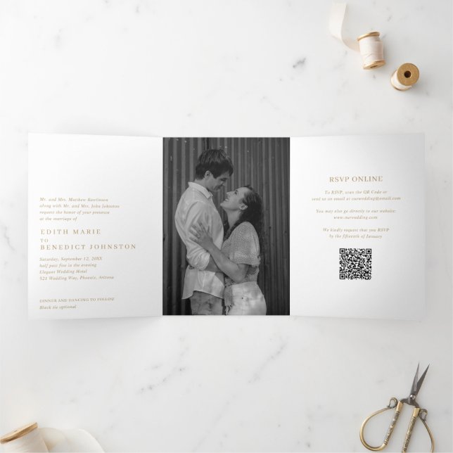 Convite Com Dobra Tripla Casamento Moderno com Foto e Código QR em Ouro Min (Dentro)