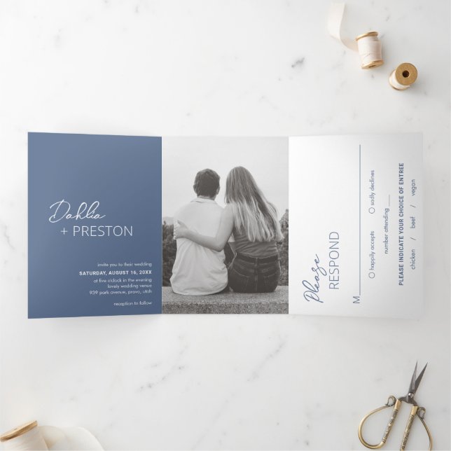 Convite Com Dobra Tripla Casamento Moderno com Poeira Azul Foto Minimalista (Dentro)