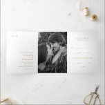 Convite Com Dobra Tripla Casamento Moderno Dourado Chelsea<br><div class="desc">Convite moderno de casamento triplo com um layout simples e minimalista com seu monograma no canto superior esquerdo e seus detalhes de casamento no canto inferior direito. O painel do meio tem sua foto favorita, o painel direito tem a placa postal RSVP e a parte traseira tem a placa de...</div>