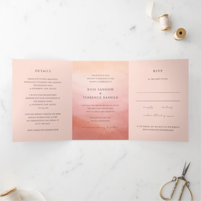 Convite Com Dobra Tripla Casamento Moderno Elegante Chic Coral Costeiro (Dentro)