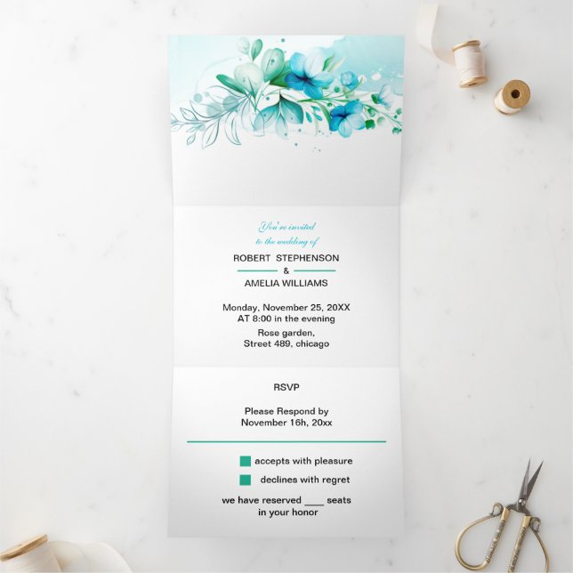 Convite Com Dobra Tripla Casamento Personalizado de Flor Azul Elegante (Dentro)
