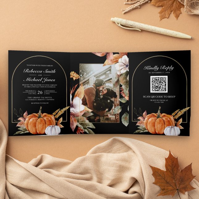 Convite Com Dobra Tripla Casamento Preto Código QR Abóbora Boho Rústico (Criador carregado)