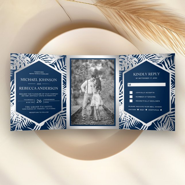 Convite Com Dobra Tripla Casamento Tropical com Palma em Azul Naval e Folha (Criador carregado)