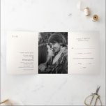 Convite Com Dobra Tripla Chelsea Ivory Modern Wedding<br><div class="desc">Convite moderno de casamento triplo com um layout simples e minimalista com seu monograma no canto superior esquerdo e seus detalhes de casamento no canto inferior direito. O painel do meio tem sua foto favorita, o painel direito tem a placa postal RSVP e a parte traseira tem a placa de...</div>