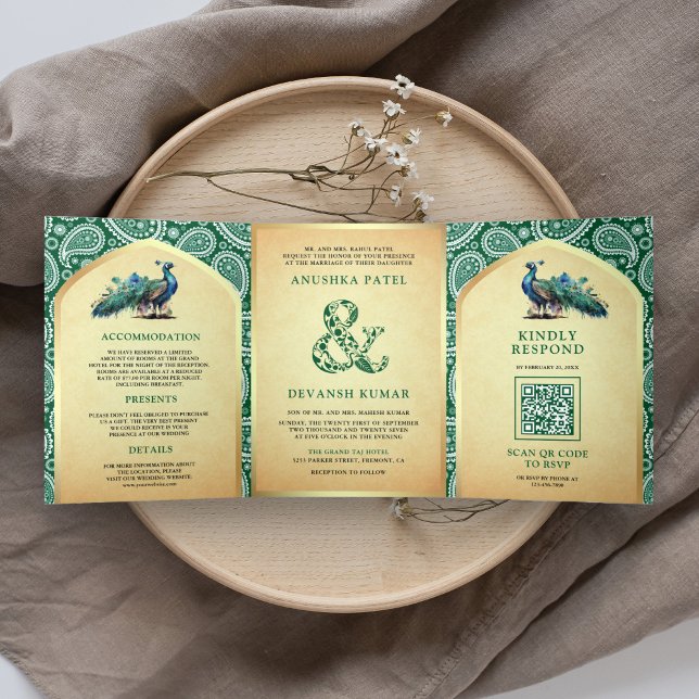 Convite Com Dobra Tripla Código QR Casamento Pavão Indiano Paisley Verde (Criador carregado)