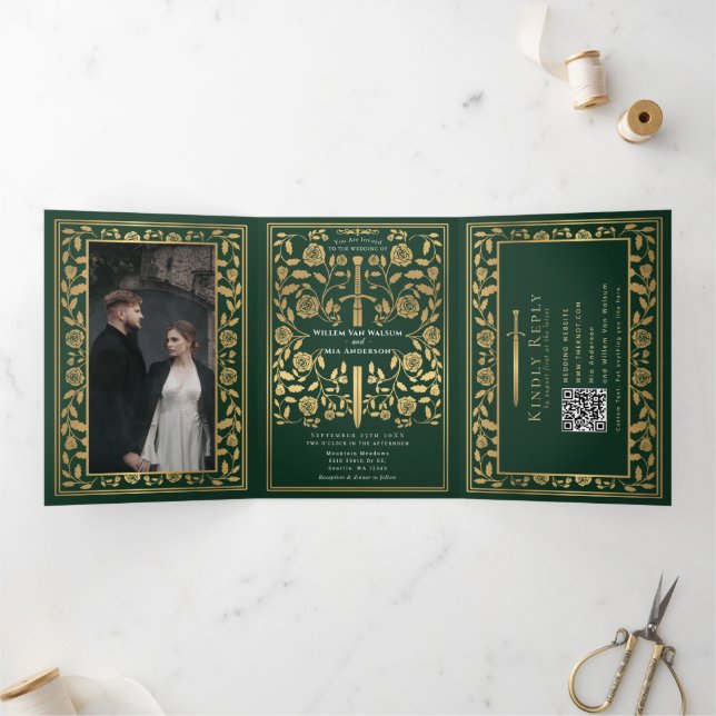 Convite Com Dobra Tripla Código QR de Casamento de Espada Real Medieval Ver (Dentro)