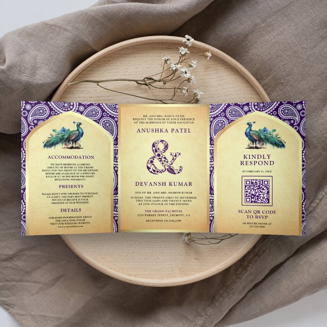 Convite Com Dobra Tripla Código QR de Casamento Indiano Pavão Roxo Paisley (Criador carregado)