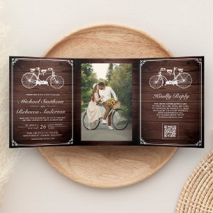 Convite Com Dobra Tripla Código QR de Foto de Bicicleta Tandem em Madeira d