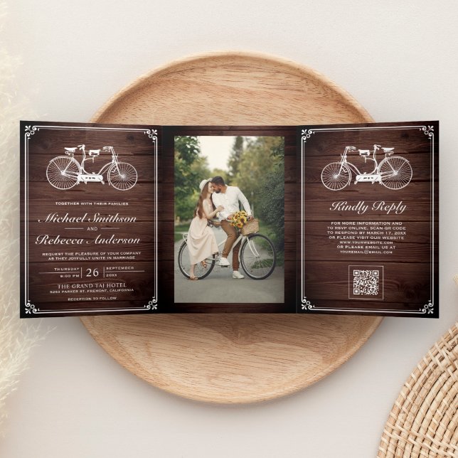 Convite Com Dobra Tripla Código QR de Foto de Bicicleta Tandem em Madeira d (Criador carregado)