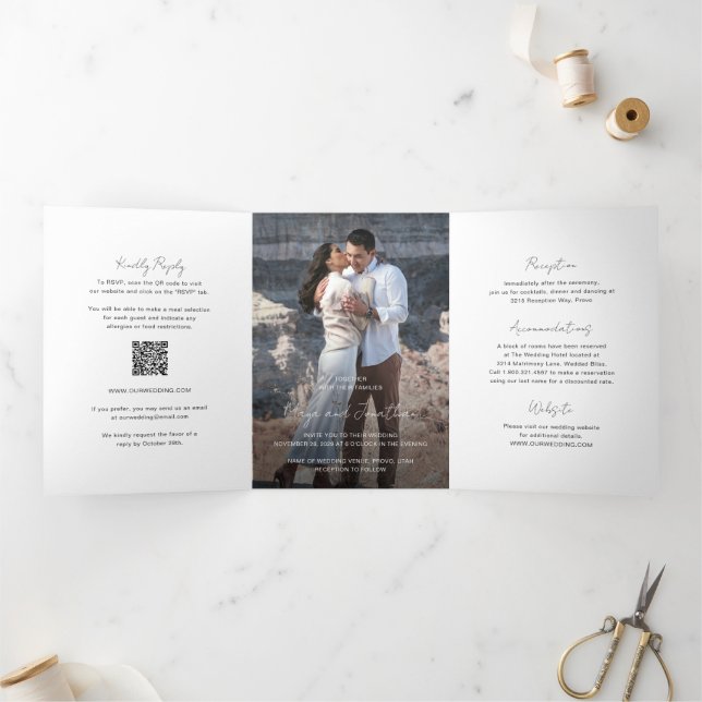 Convite Com Dobra Tripla Código QR de Foto Elegante Casamento Moderno (Dentro)