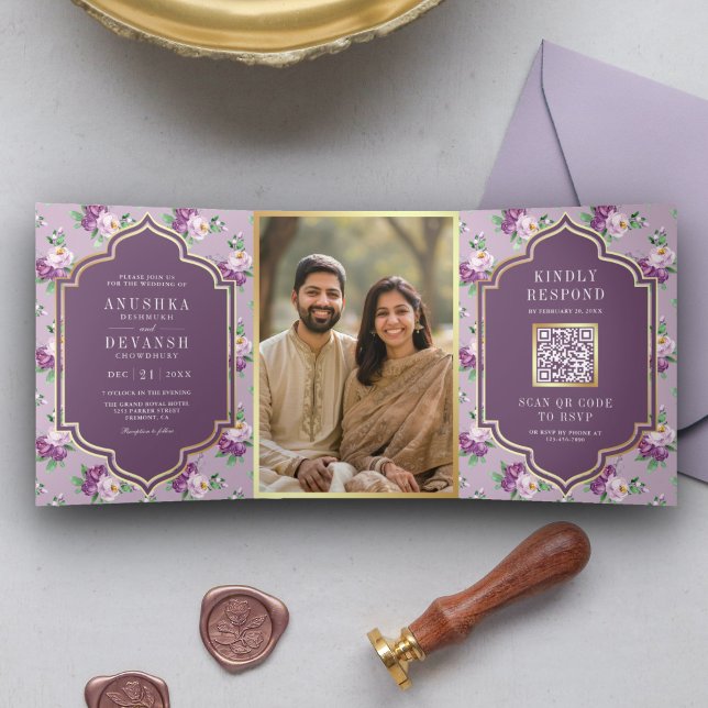 Convite Com Dobra Tripla Código QR de Padrão Floral Roxo Casamento Indiano (Criador carregado)