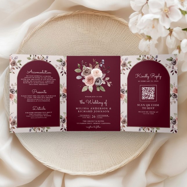 Convite Com Dobra Tripla Código QR Floral Bege Neutro Casamento Borgonha (Criador carregado)