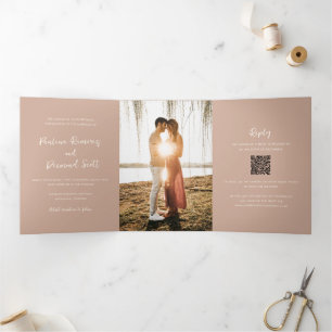 Convite Com Dobra Tripla Código QR Neutro Moderno Terreno Casamento Simples