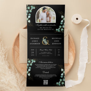Convite Com Dobra Tripla Código QR Preto de Casamento Foto Arco de Eucalipt