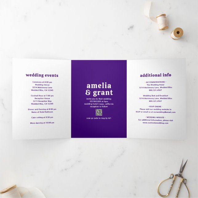Convite Com Dobra Tripla Código QR Roxo Fonte Retro Foto Casamento Moderno (Dentro)