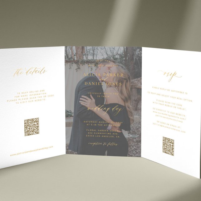 Convite Com Dobra Tripla Dourado script foto de casamento RSVP detalhes QR (Criador carregado)